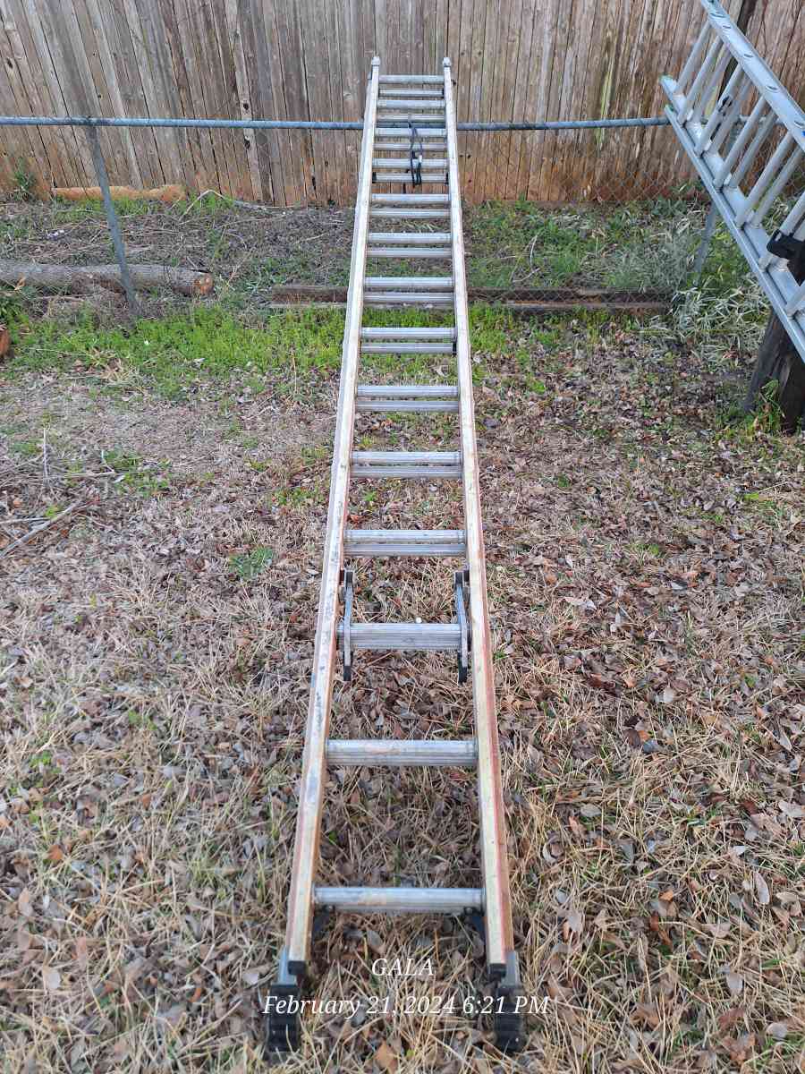 Werners multipurpose 28 ft Fiberglass Extension Ladder