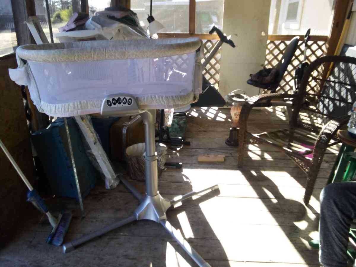 halo bassinet it swivels on stand