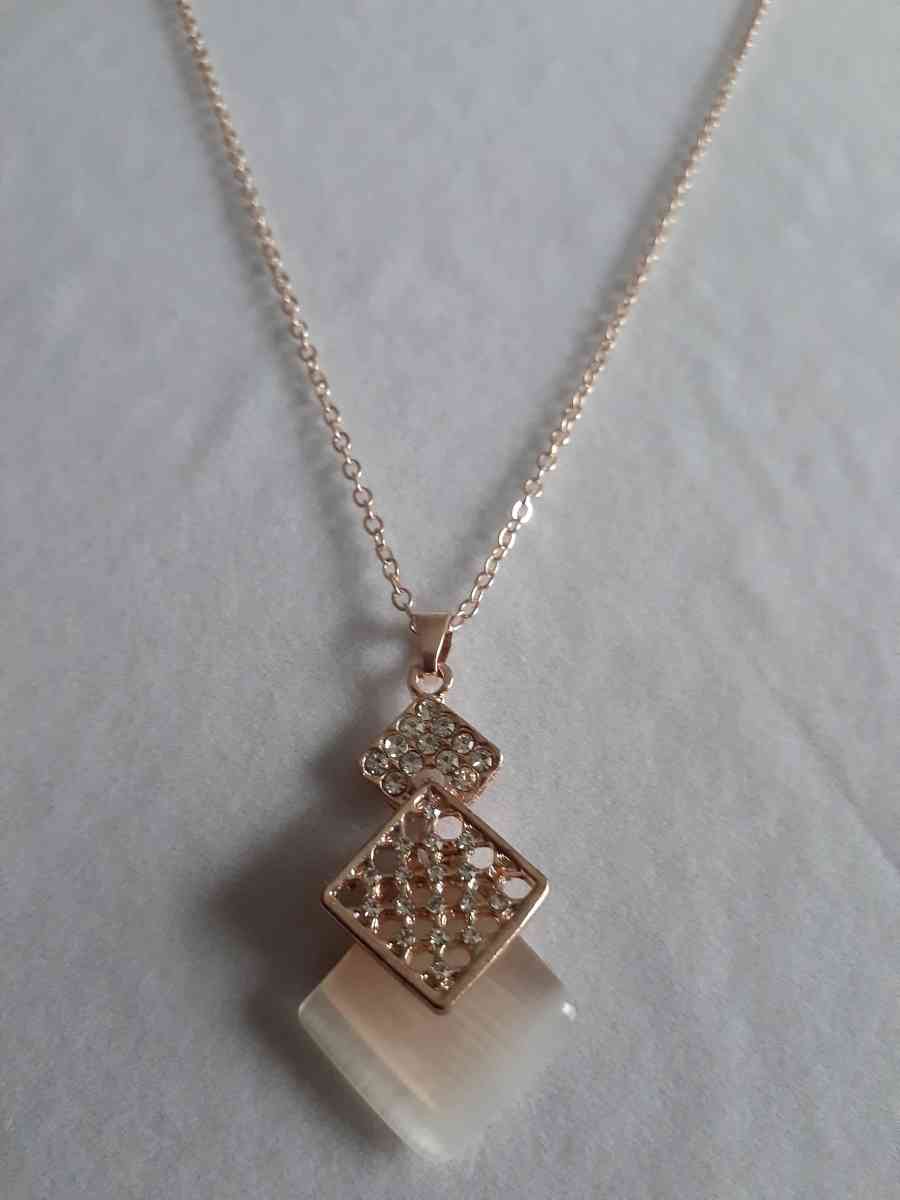 Beautiful necklace and earrings set rose gold