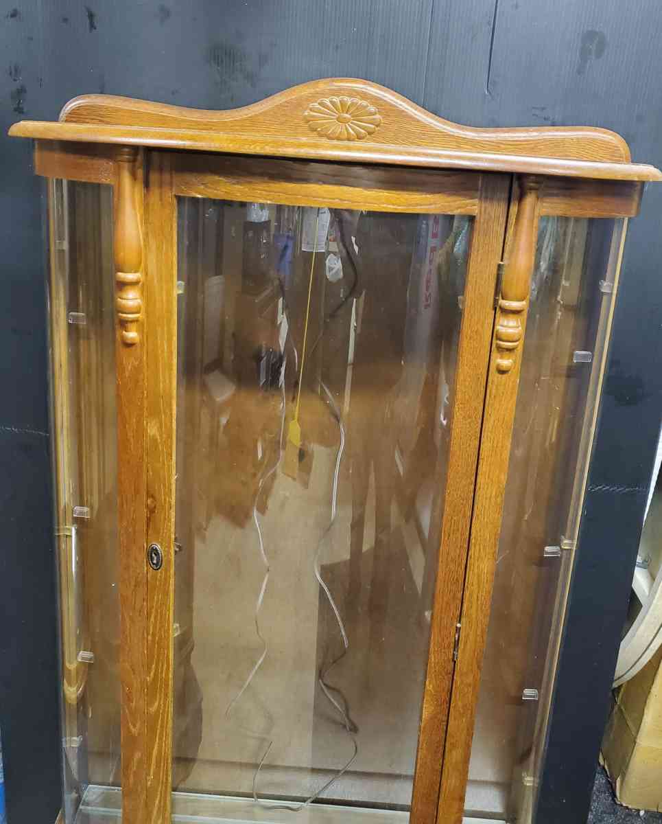 Lighted Curio Cabinet With 3 Shelves  No key