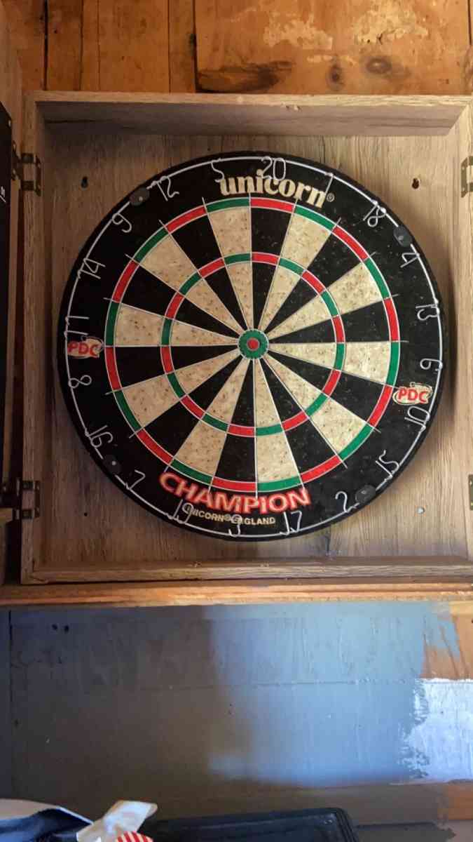 dart board but no darts