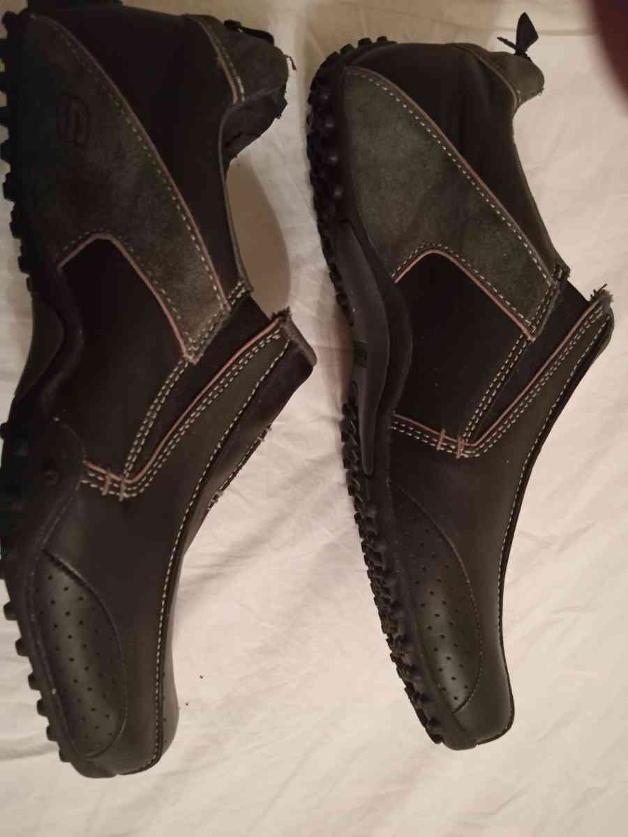 Skechers size 10