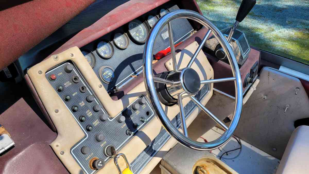 Sea Ray sundance 1986 cabin very clean