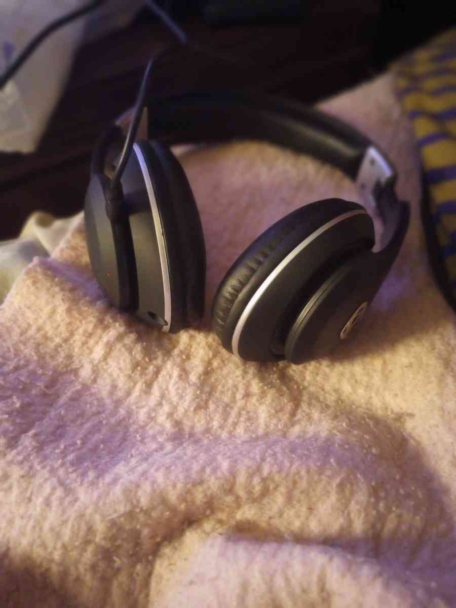 Incredible one headphones by Nick cannon