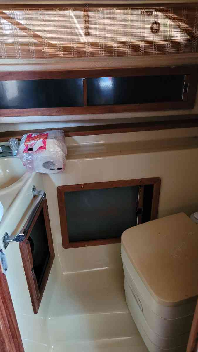 Sea Ray sundance 1986 cabin very clean