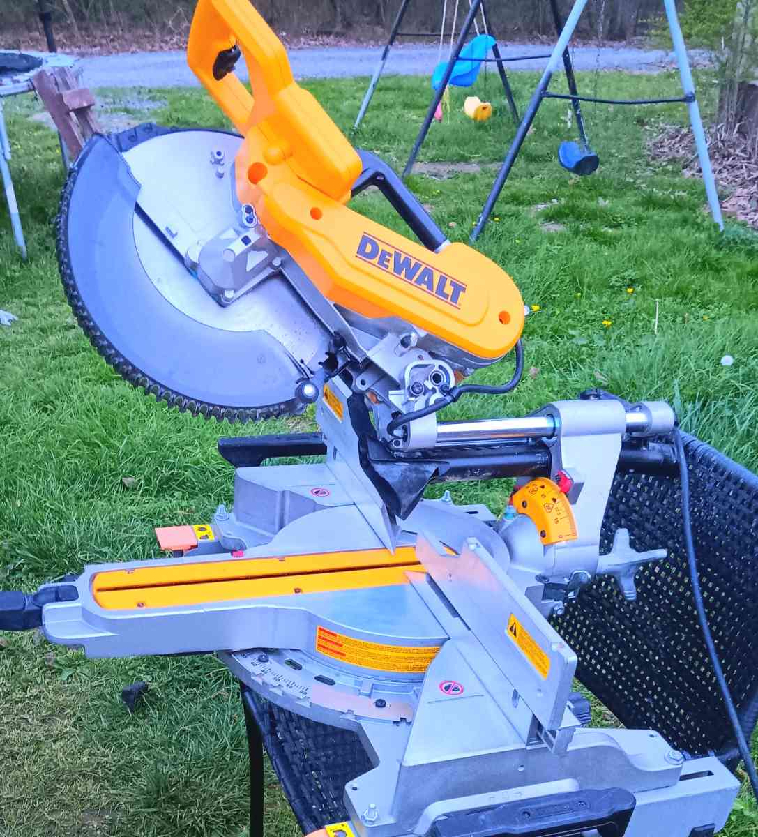 dewalt Double Bevel sliding compound miter saw