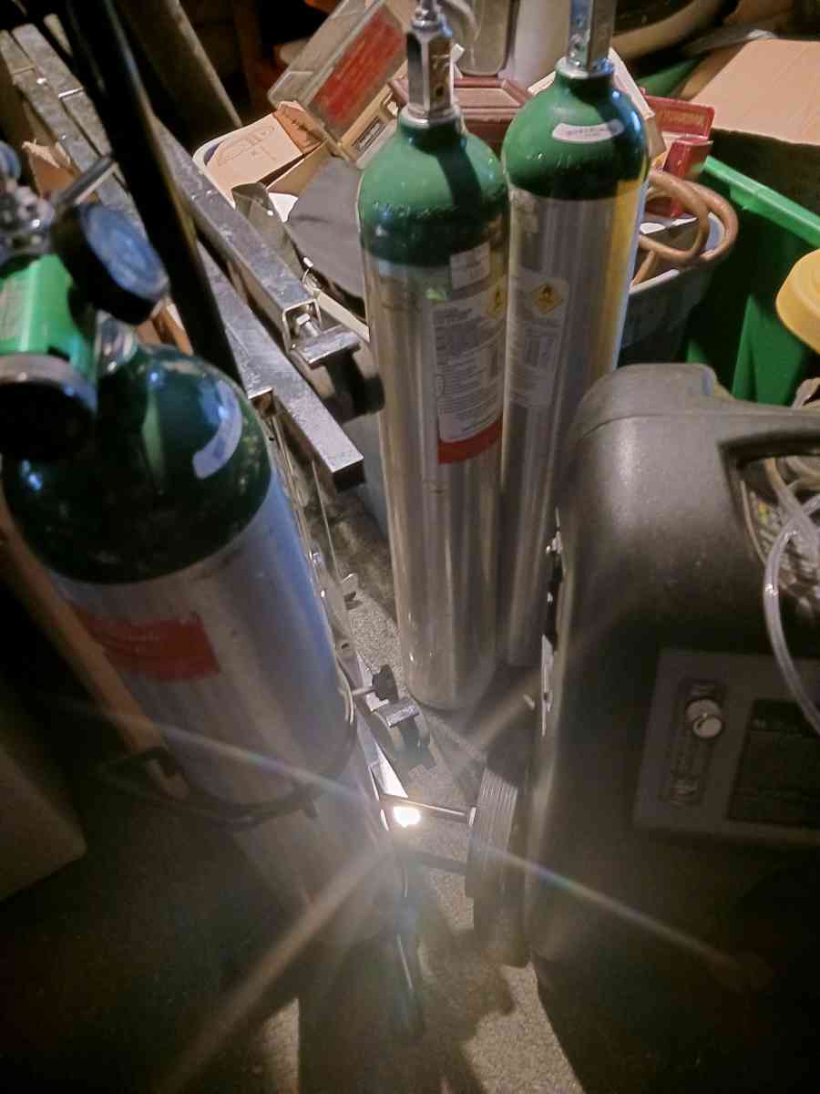 Lifestyle Oxygen concentrator with 3 O2 tanks and Carrier