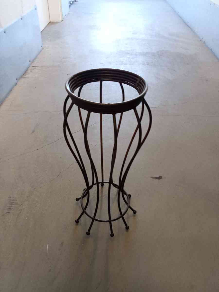 the decorative vase of steel