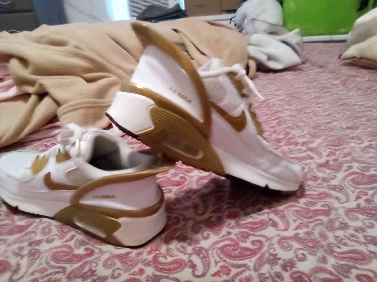 7 Y GoldWhite Nike Flyease