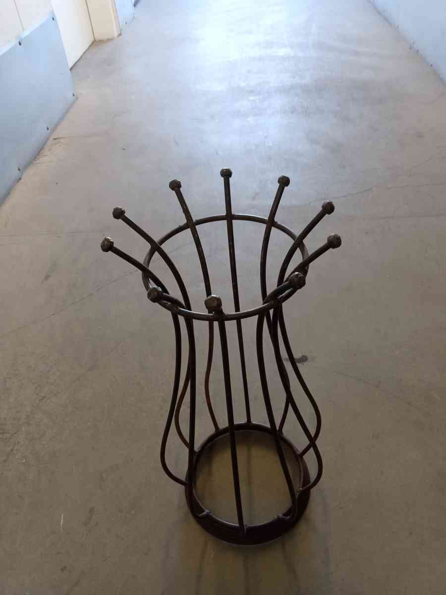 the decorative vase of steel