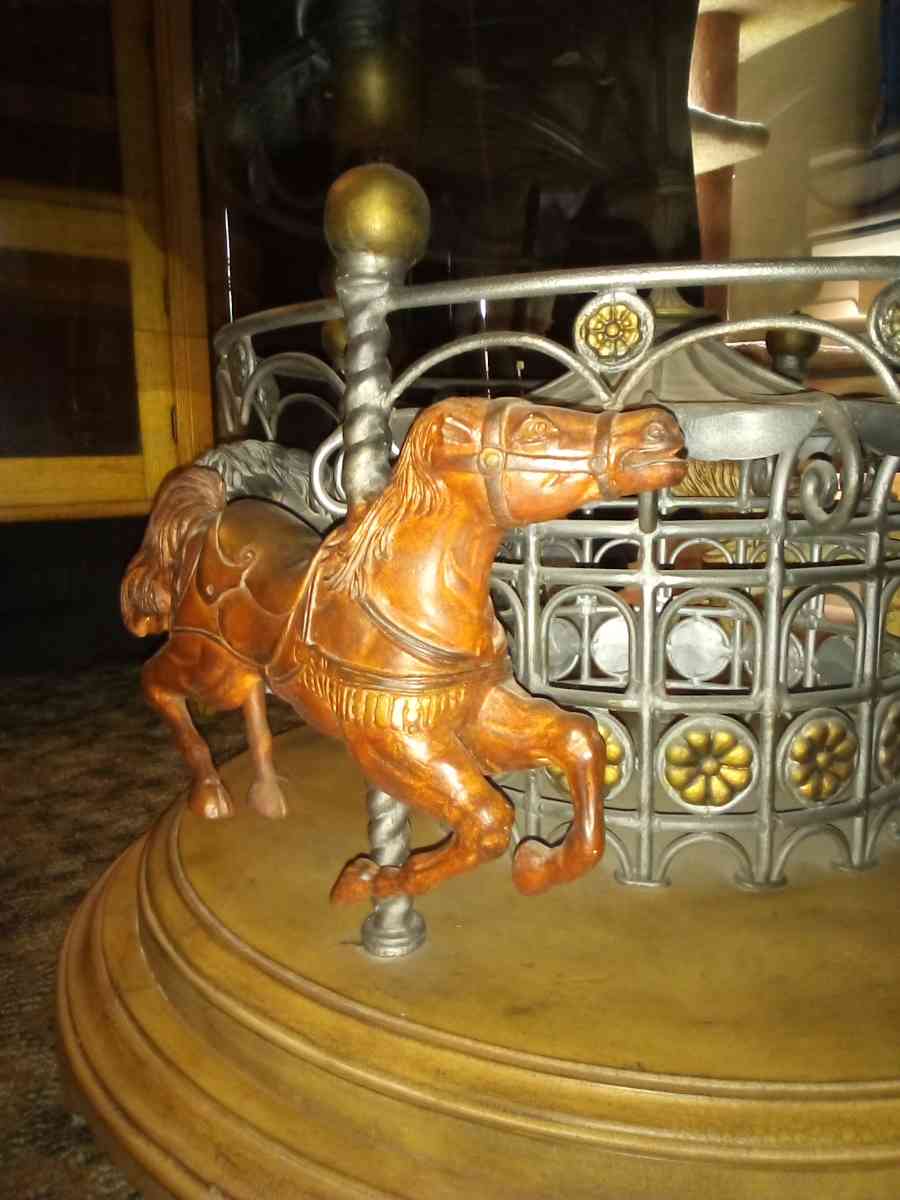 horse caracel table that moves