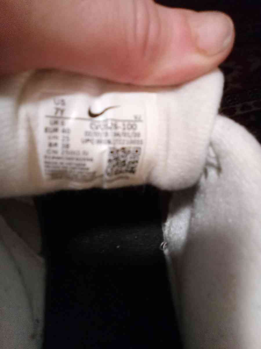 7 Y GoldWhite Nike Flyease