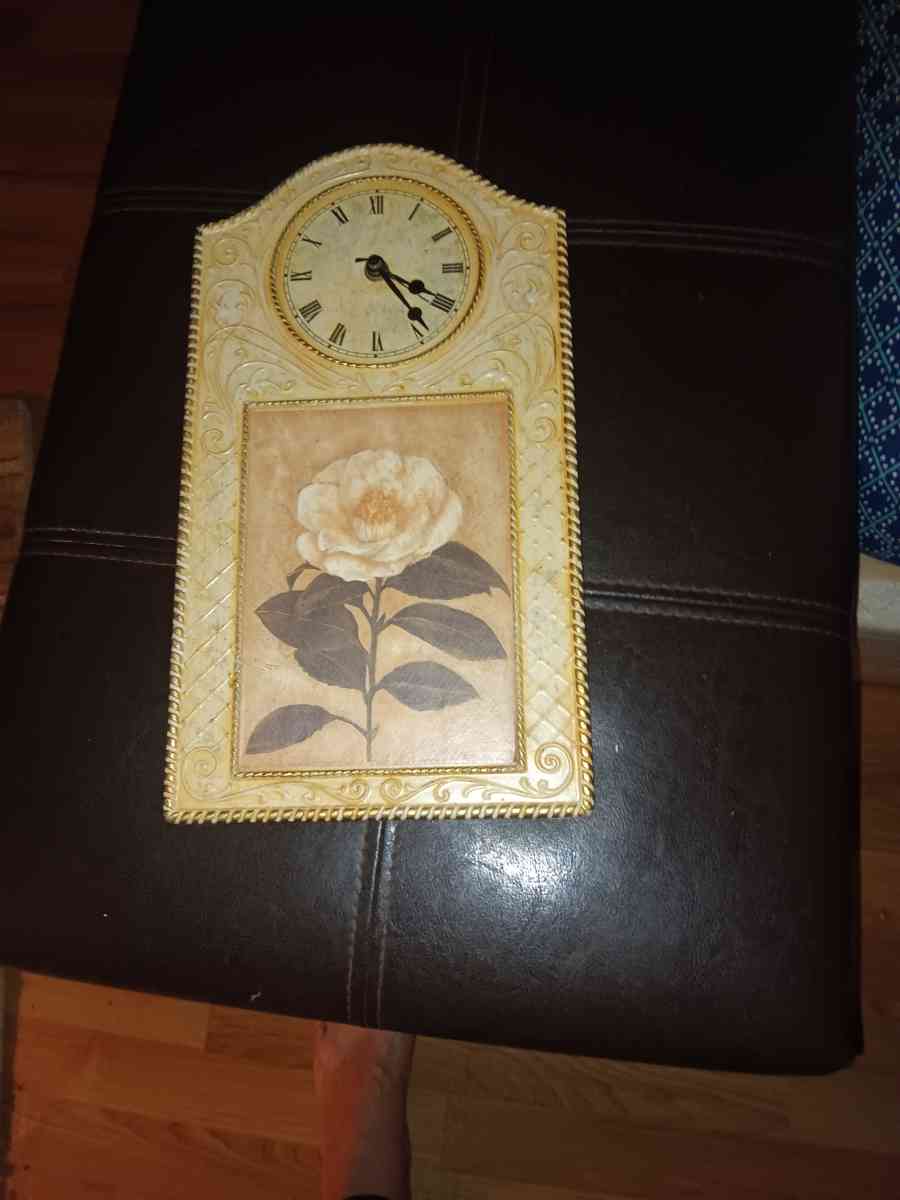 collectible Rose clock 1 ft tall must pick up