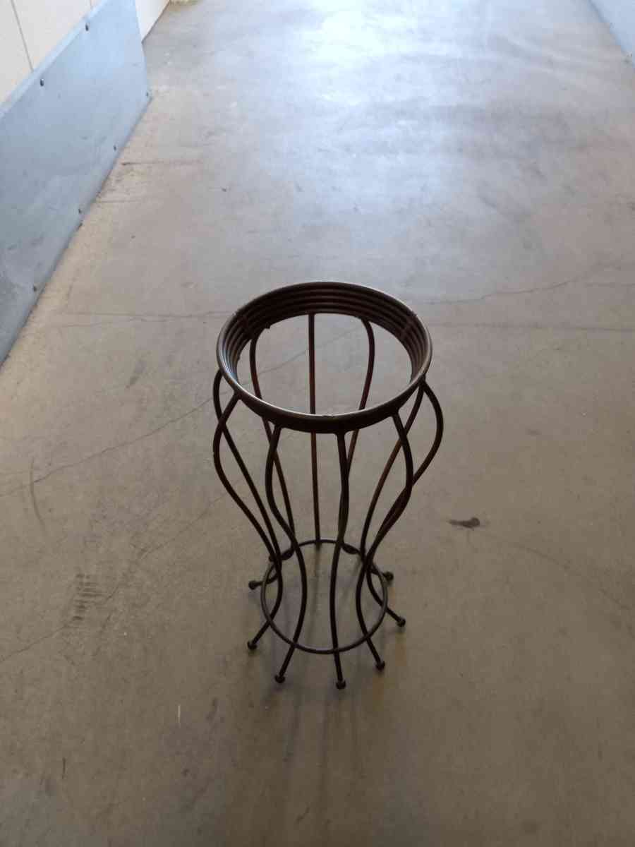 the decorative vase of steel