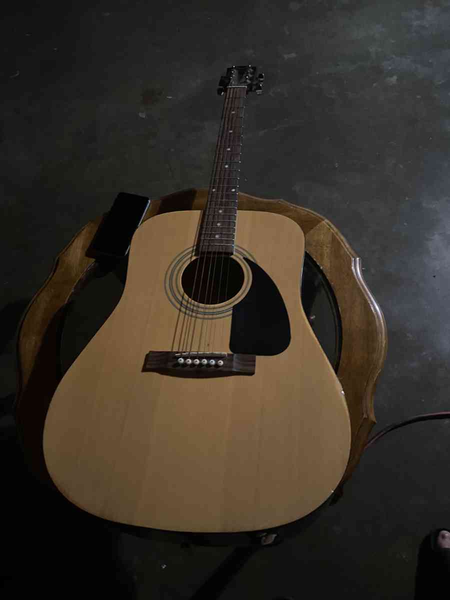 guitarra muy bonita y buena