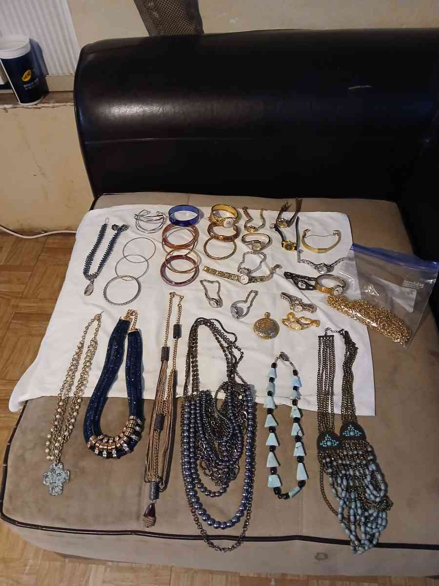 vendo estas cadenitas  relojes y  pulseras