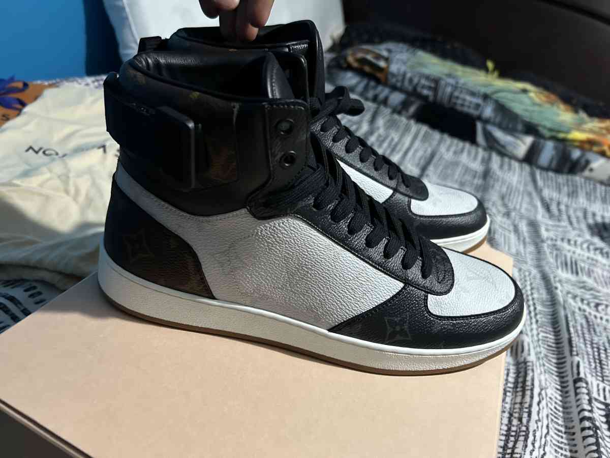 Louis vuitton Rivoli MonogramHigh Top Sneakers