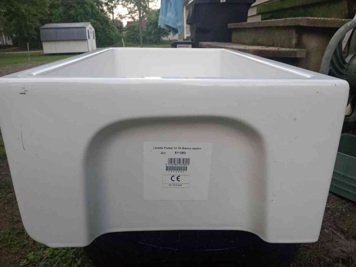 Farmhouse sink