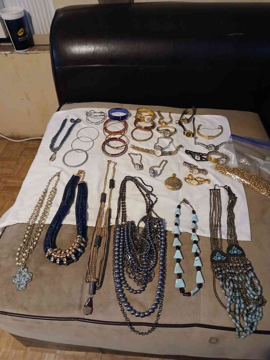 vendo estas cadenitas  relojes y  pulseras