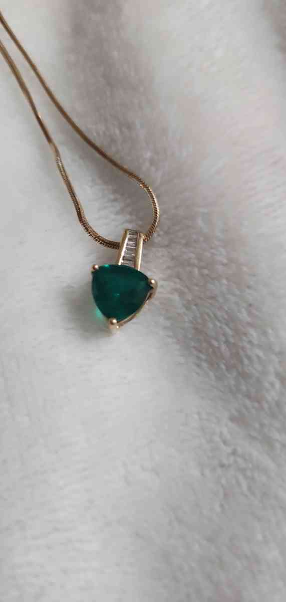 helzberg diamonds 17 CT emerald pendant