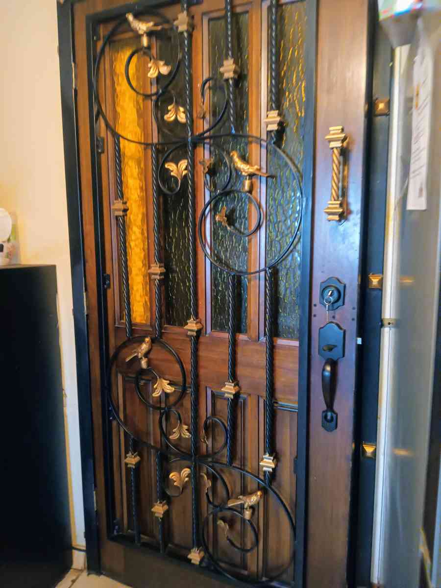 dos puertas principales