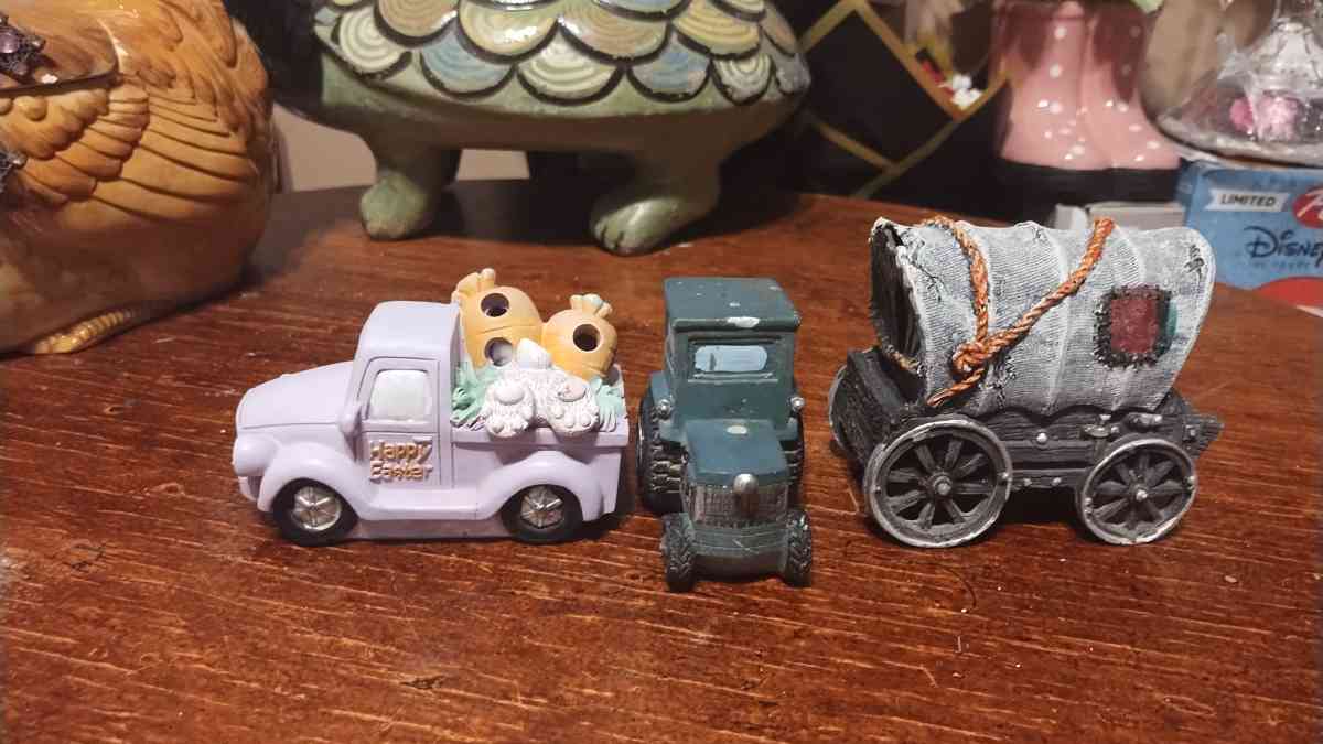 A lot of angels and different assorted items