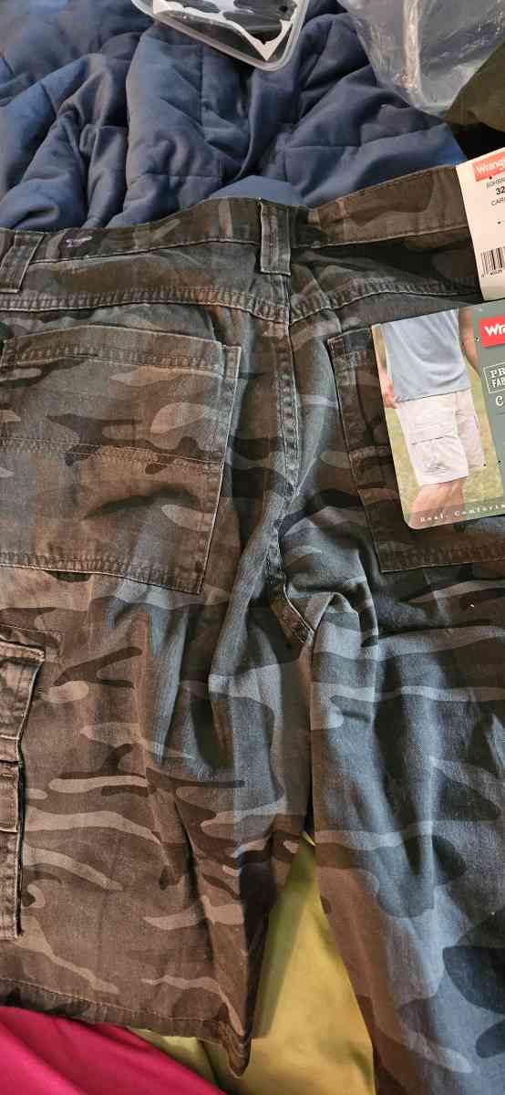 new mens size 32 cargo wrangler short Fathers day