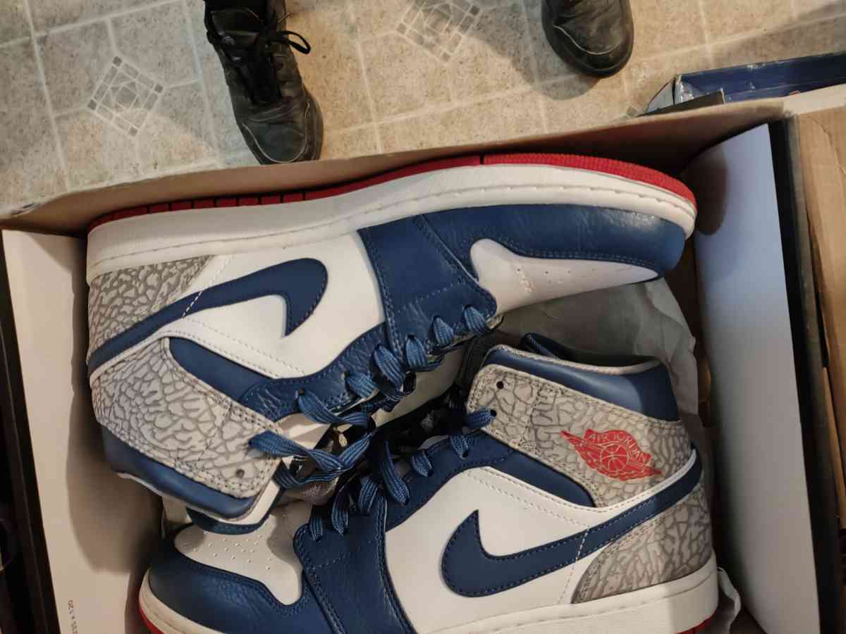 AIR JORDANS RETRO ONE