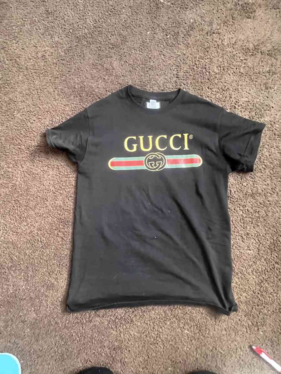 Gucci T Shirt  small