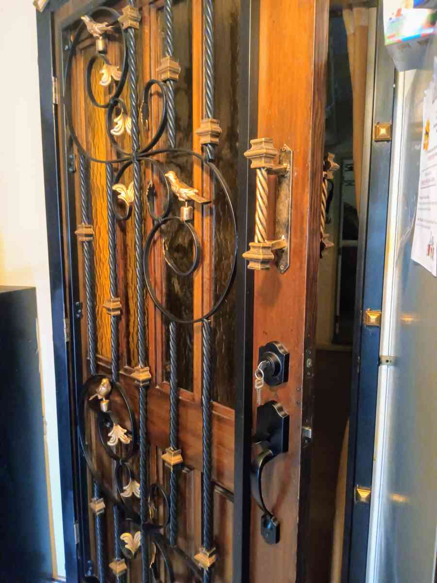 dos puertas principales