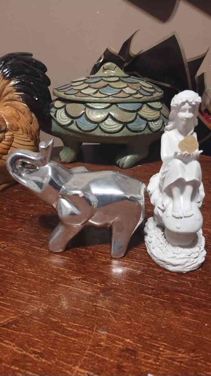 A lot of angels and different assorted items