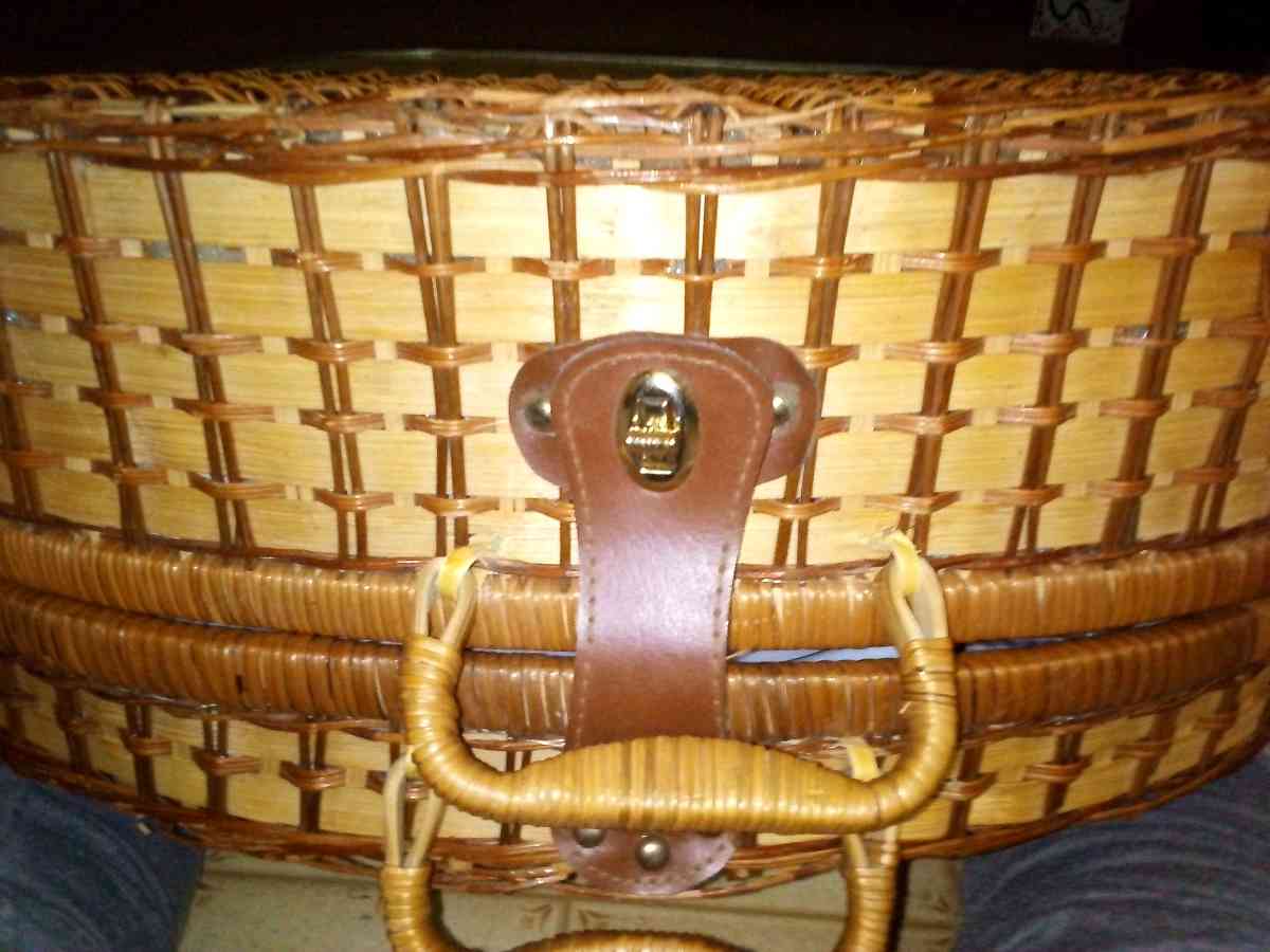 vintage wicker picnic basket used 2 times service for 4