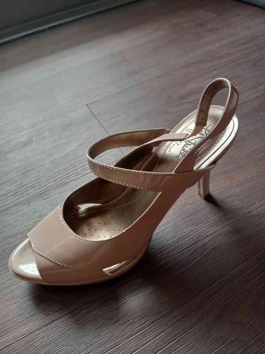 Life Stride Beige Heels
