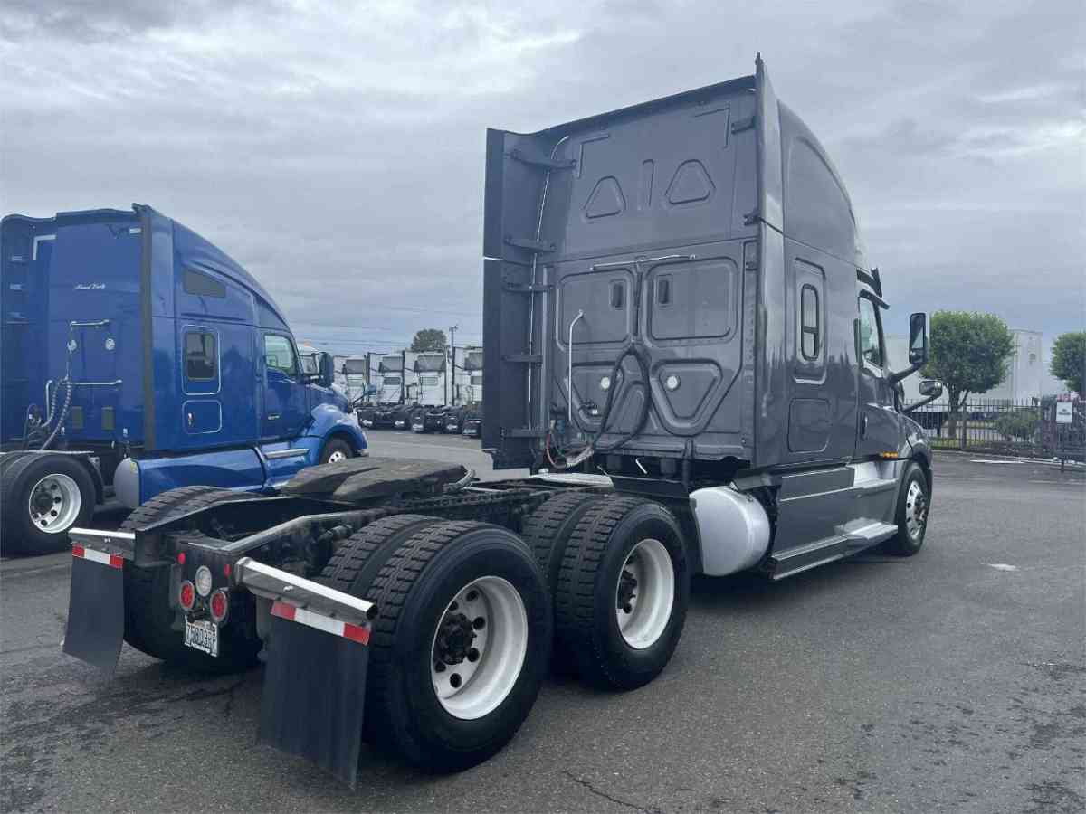 Neatly used 2017 Freightliner Cascadia Truck