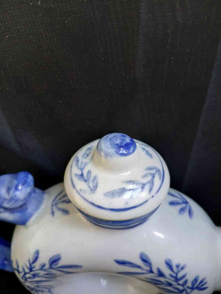 Chinese Vintage Porcelain Blue and White Dragon Handle Donut