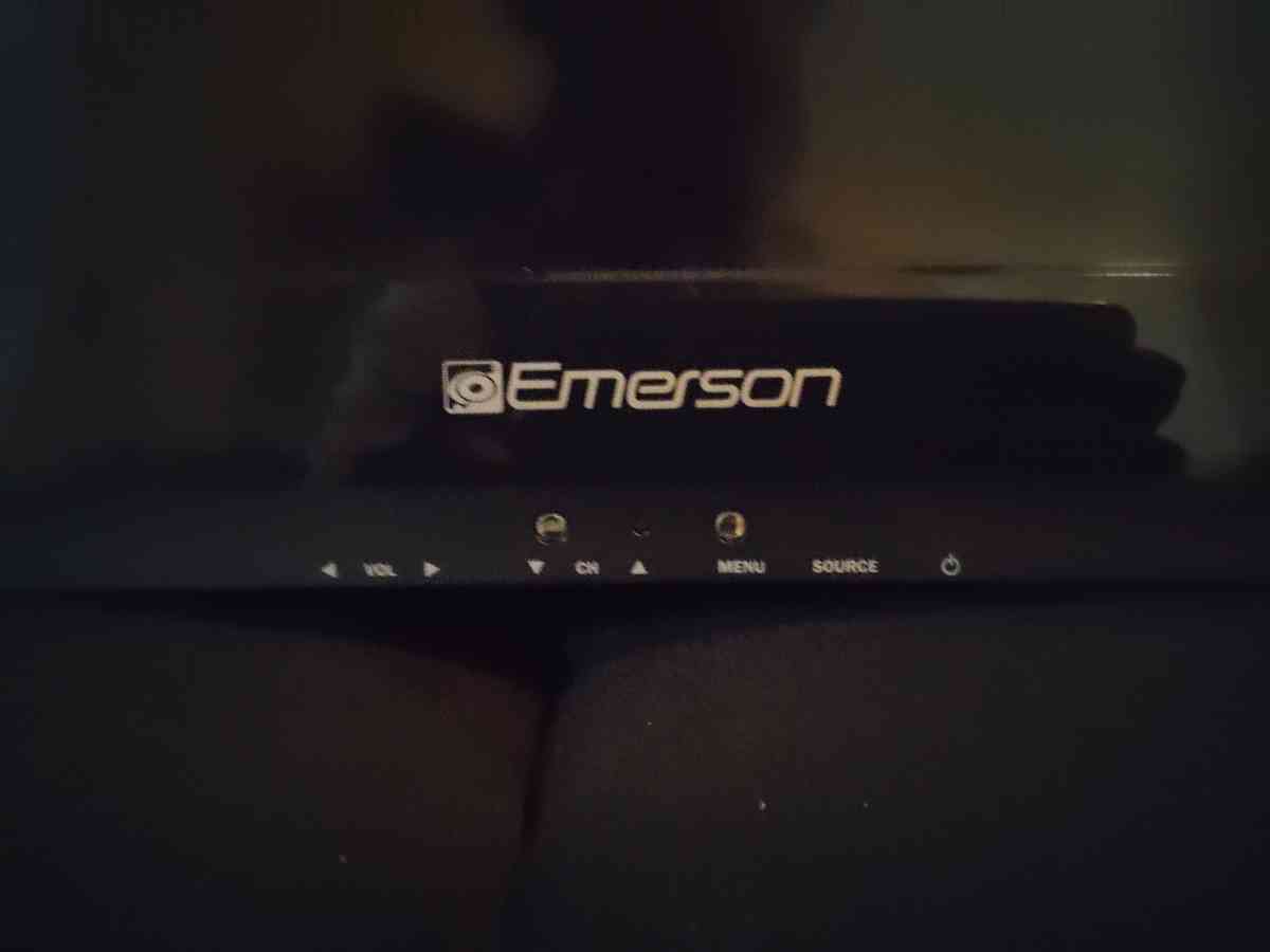 32  EMERSON TV