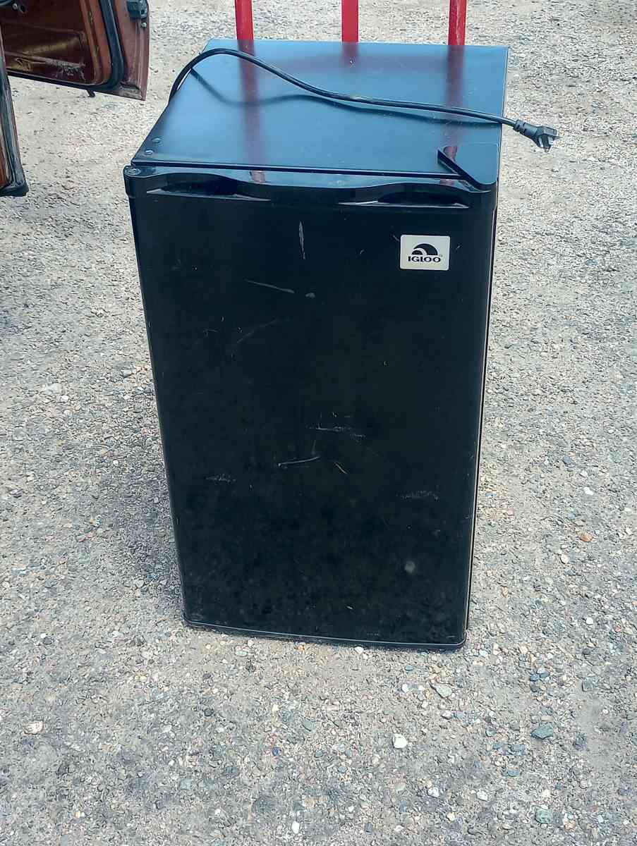 igloo refrigerator with the freezer black