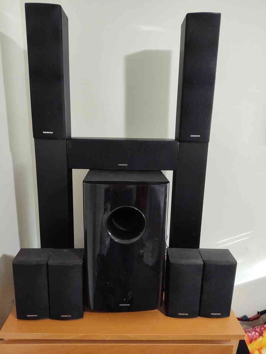 Onkyo AV ReceiverGiant Subwoofer6  varied surround sound spe