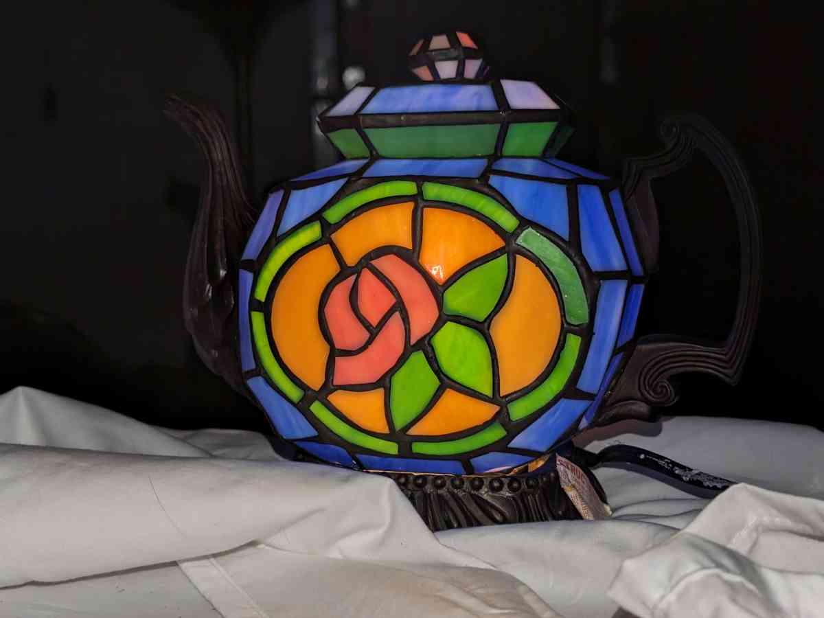 LAMP THAT WORKS FOR ME BASE LIGHTS UP ALSO