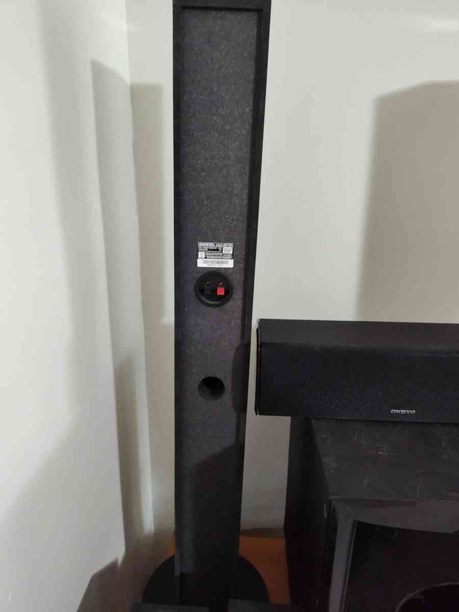 Onkyo AV ReceiverGiant Subwoofer6  varied surround sound spe