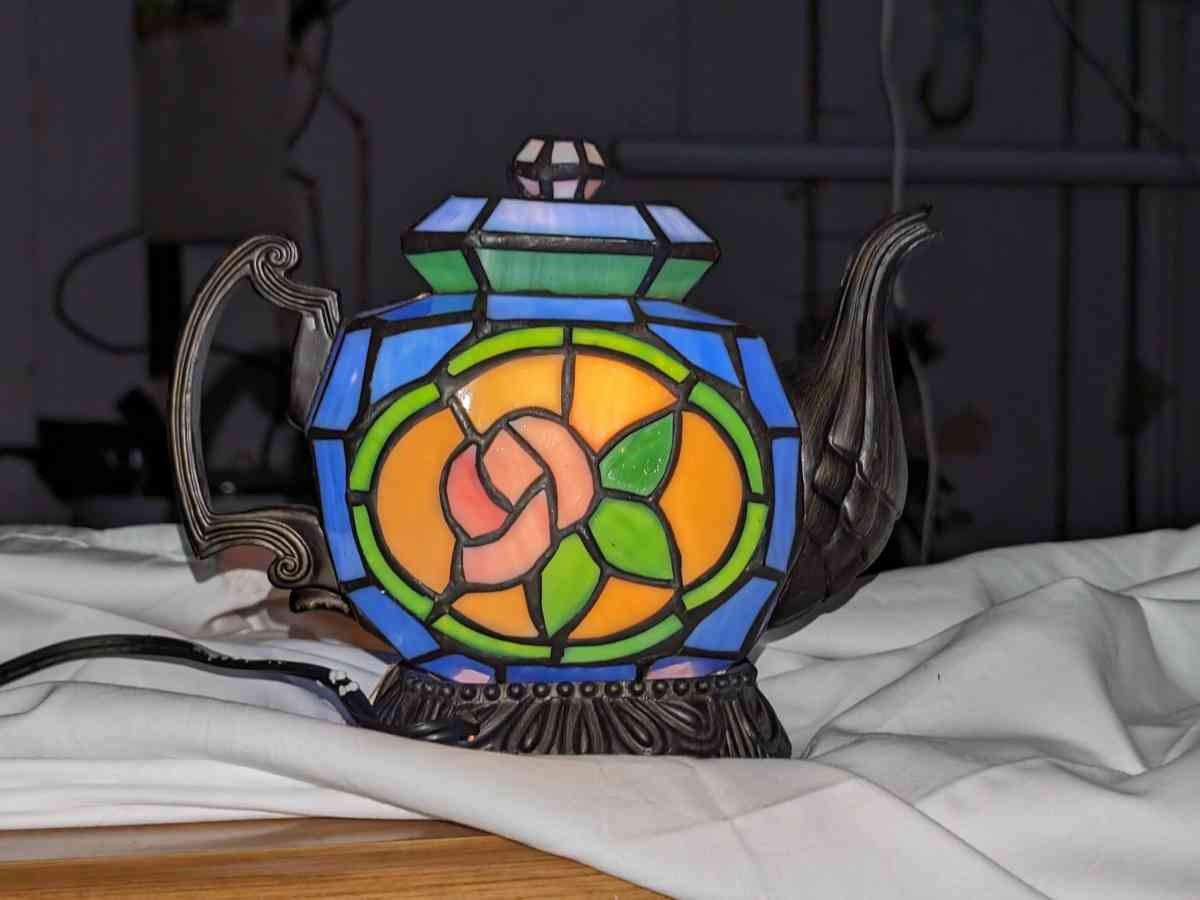 LAMP THAT WORKS FOR ME BASE LIGHTS UP ALSO