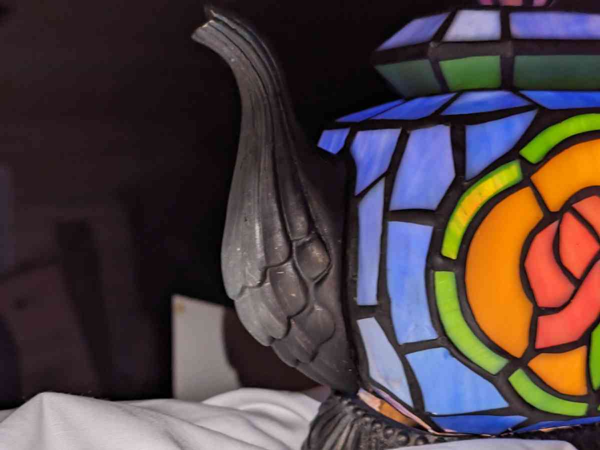 LAMP THAT WORKS FOR ME BASE LIGHTS UP ALSO