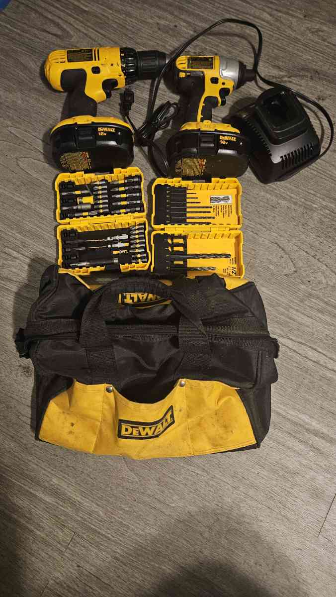 DEWALT DRILL SET