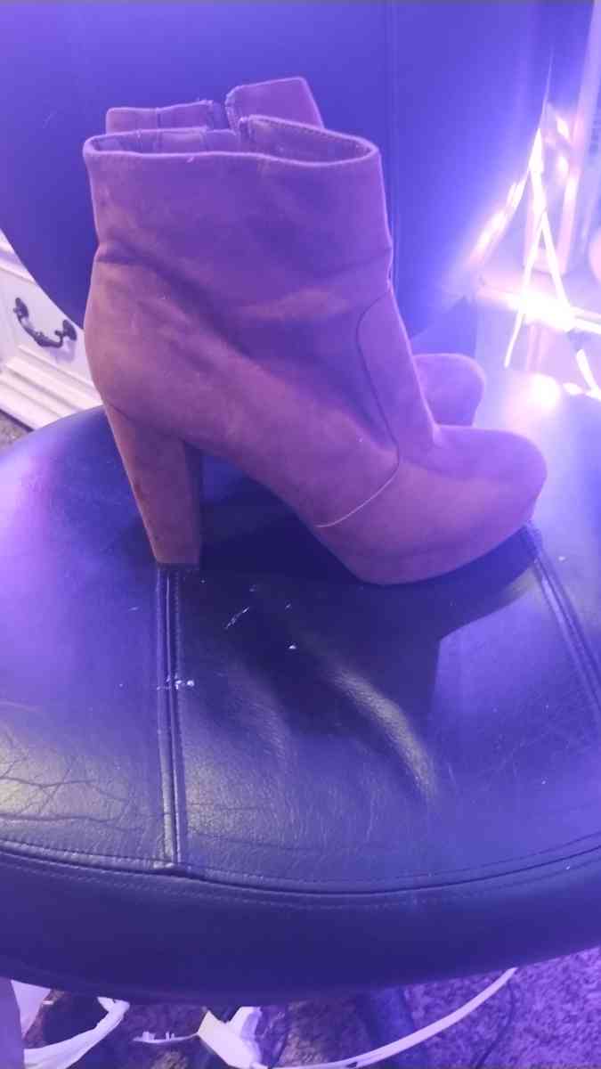 woman fashion boots  8 and half to 9