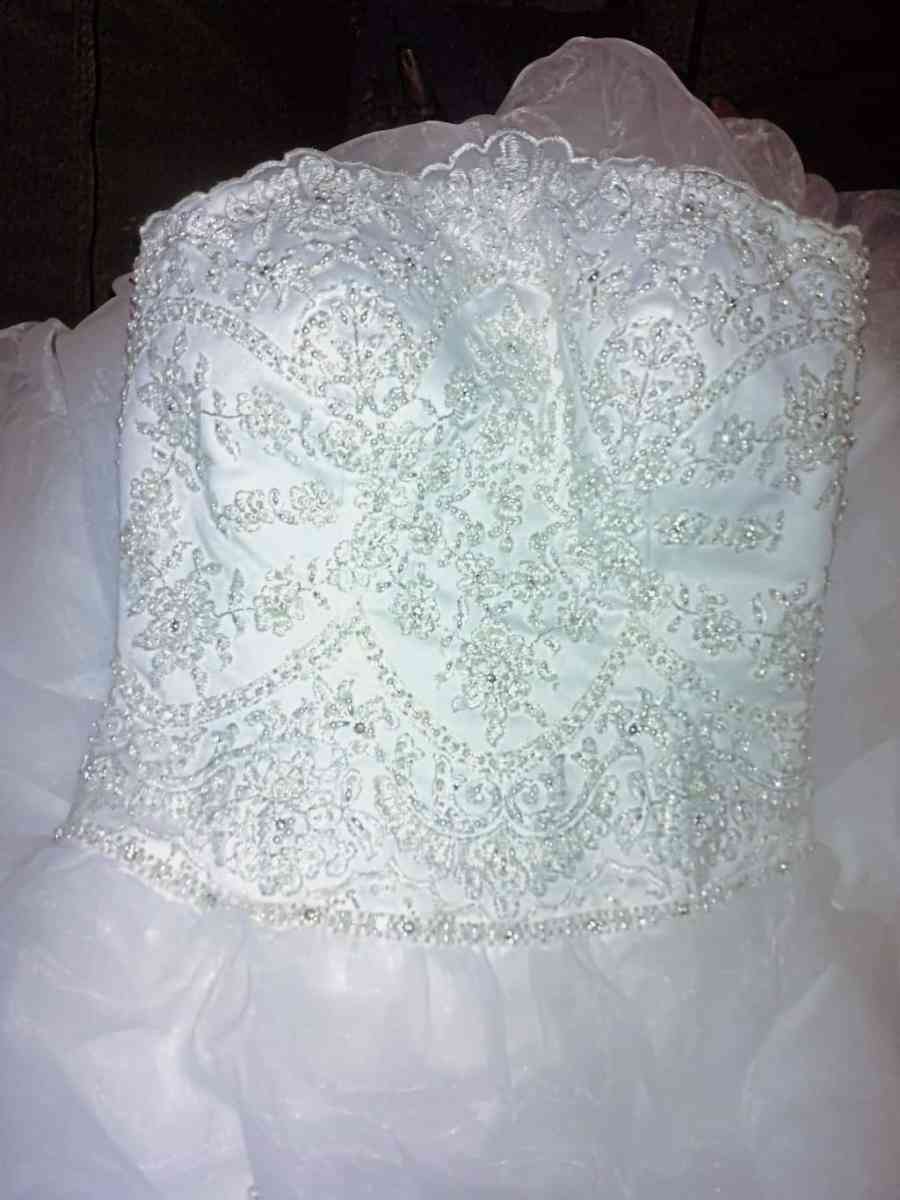 Davids Bridal Wedding dress size 2 strapless
