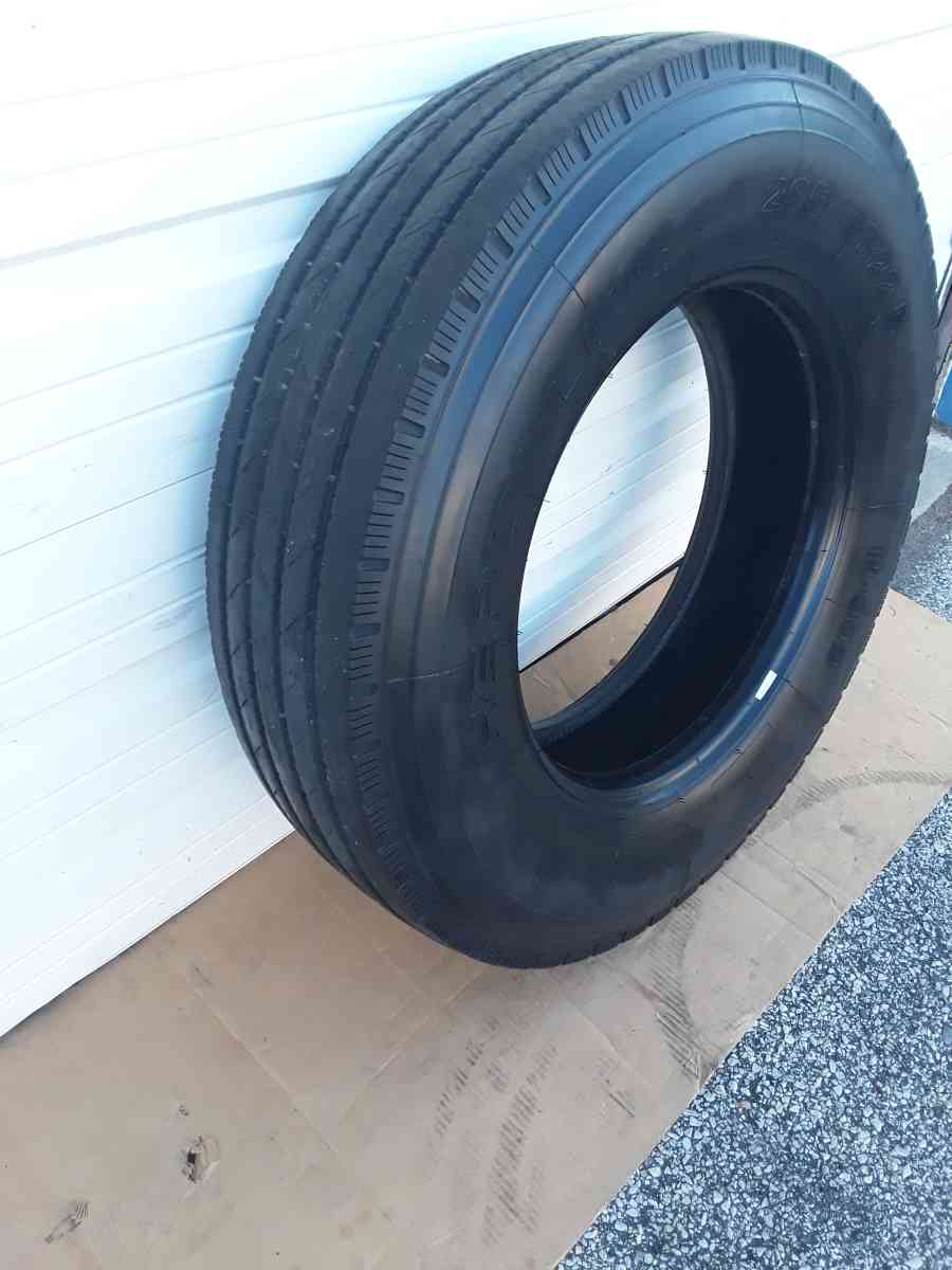 Low Pro Steer Truck Tire 29575R225 Hercules H902 Like New