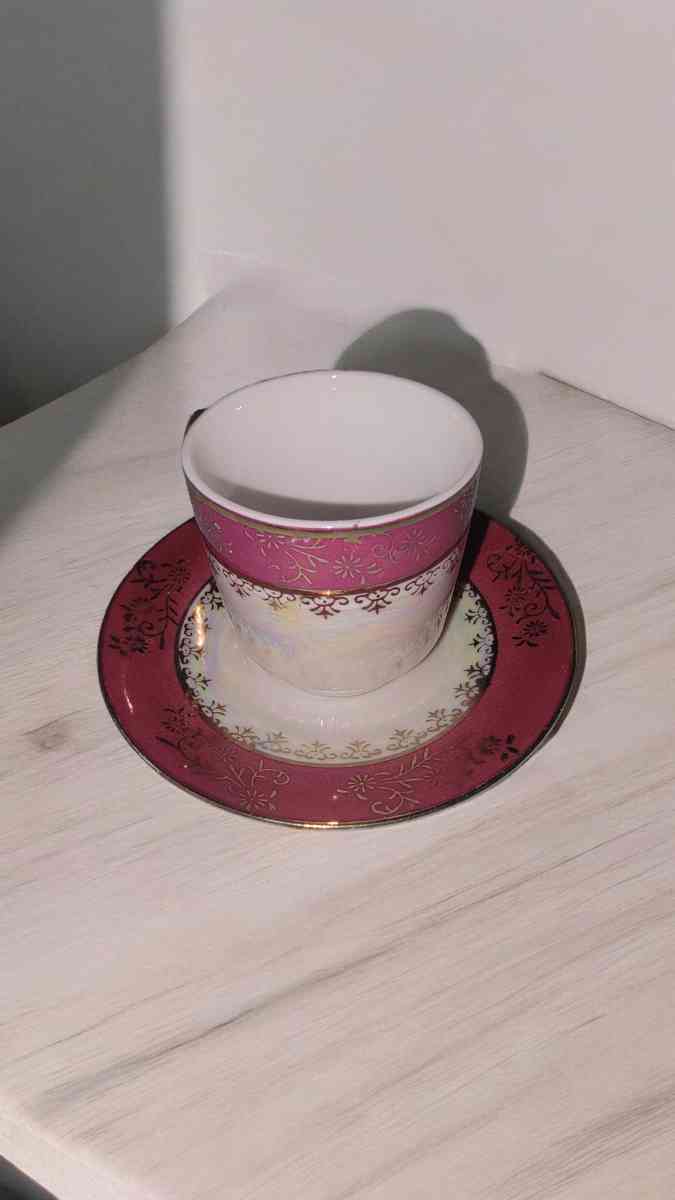 Vintage tea cups and saucers read description