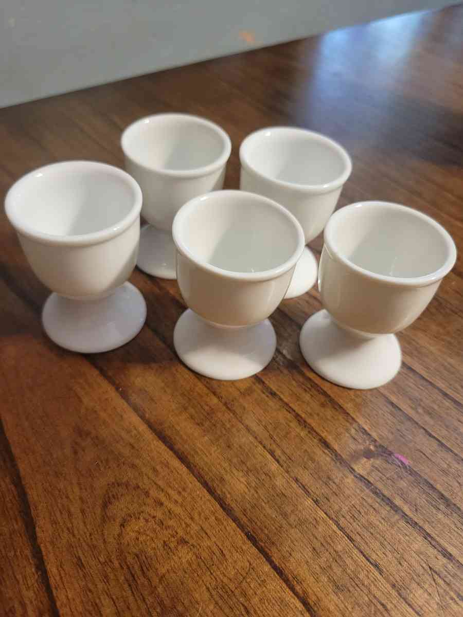 Set of 5 white cermaic egg holders
