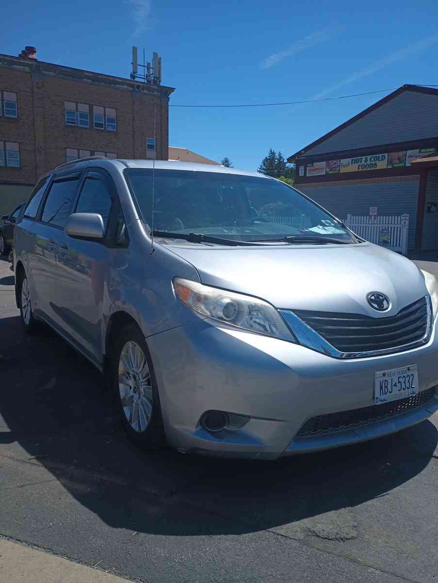2011 Toyota sienna AWD