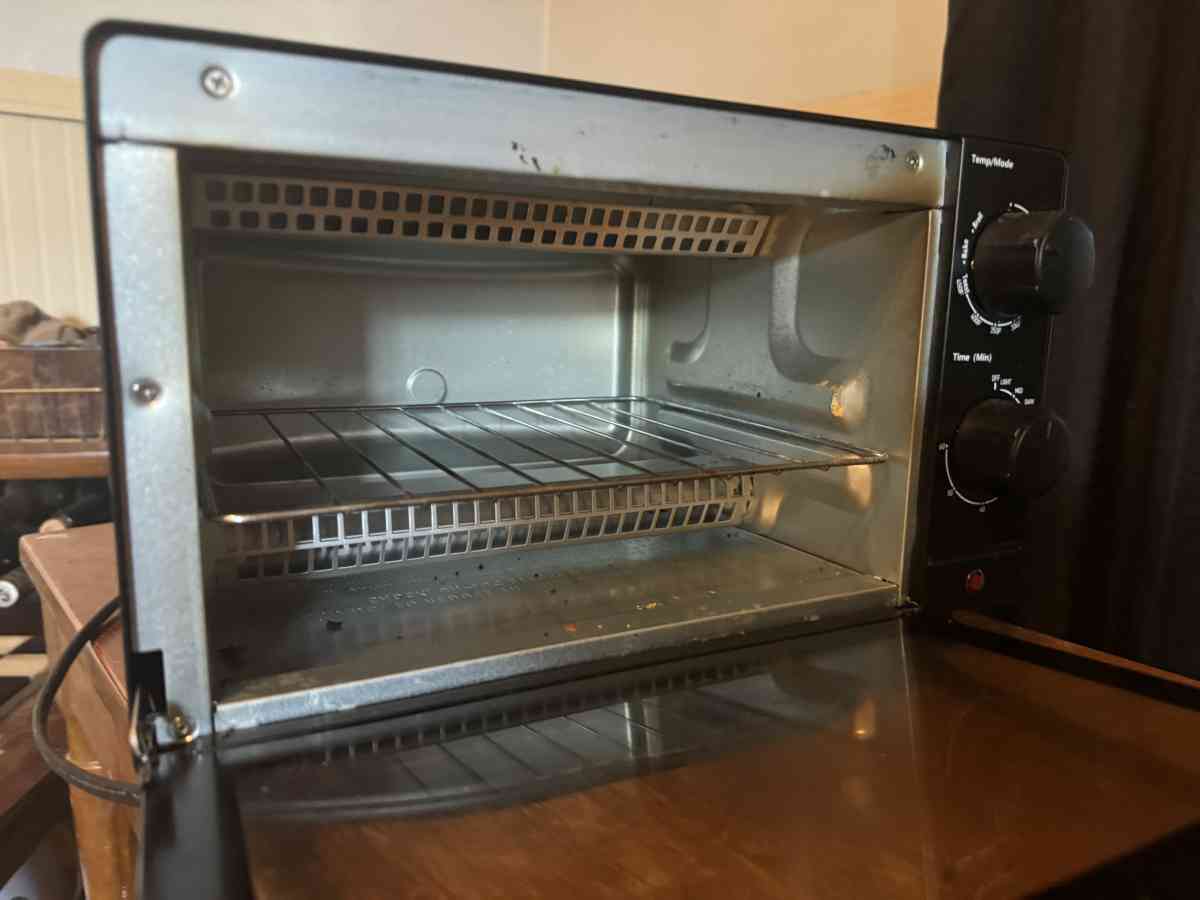 LIKE NEW PERSONAL SIZE TOASTER OVEN